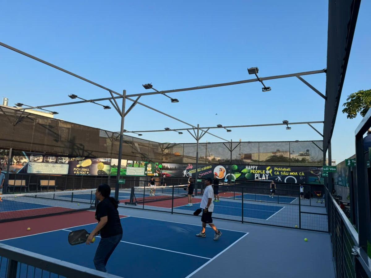 Sân Pickleball Cá Sấu Hoa Cà