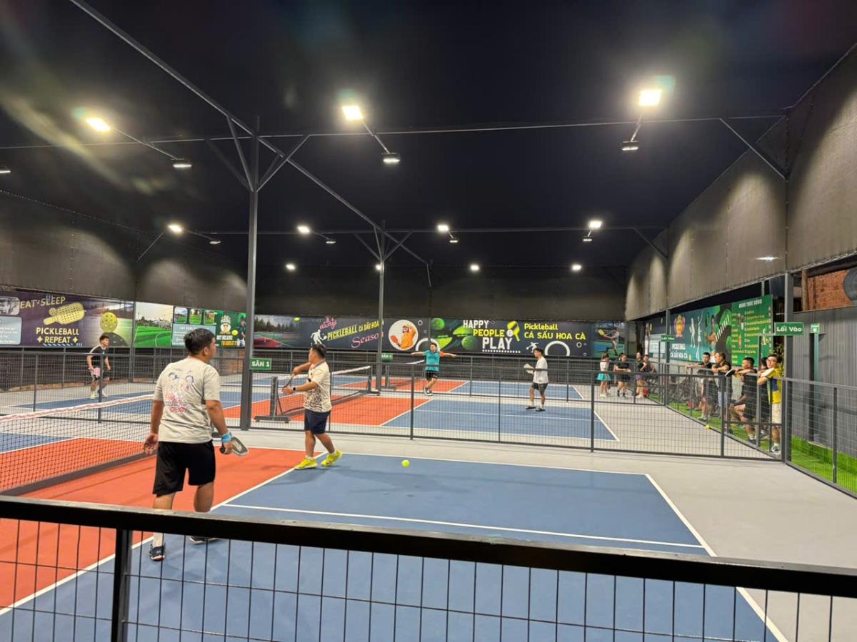 Sân Pickleball Cá Sấu Hoa Cà