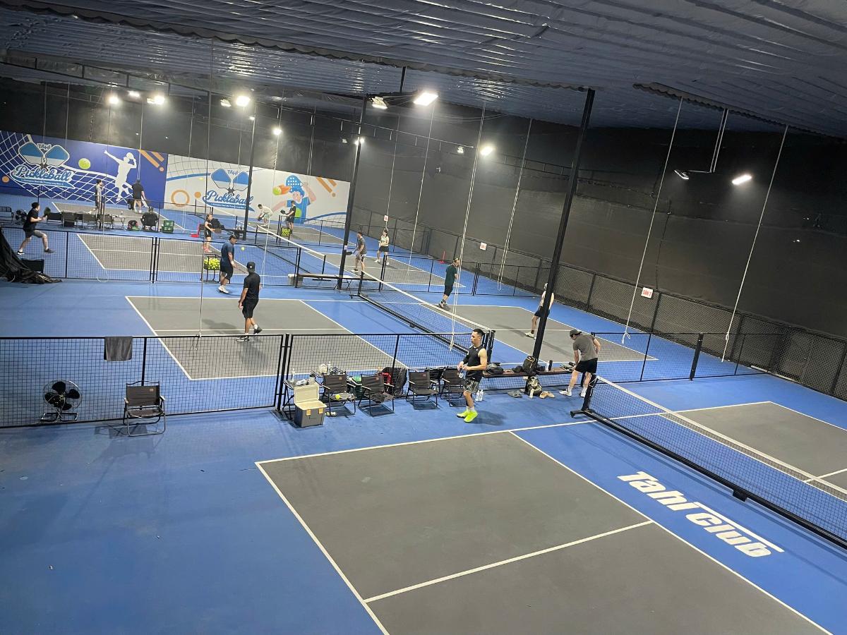 Sân Pickeball Môi Trường