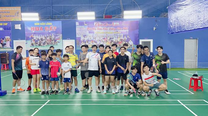 Sân Cầu Lông Hoa Đất