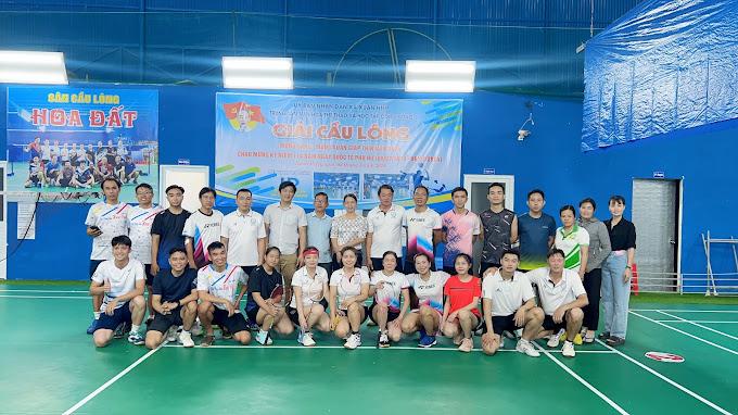 Sân Cầu Lông Hoa Đất