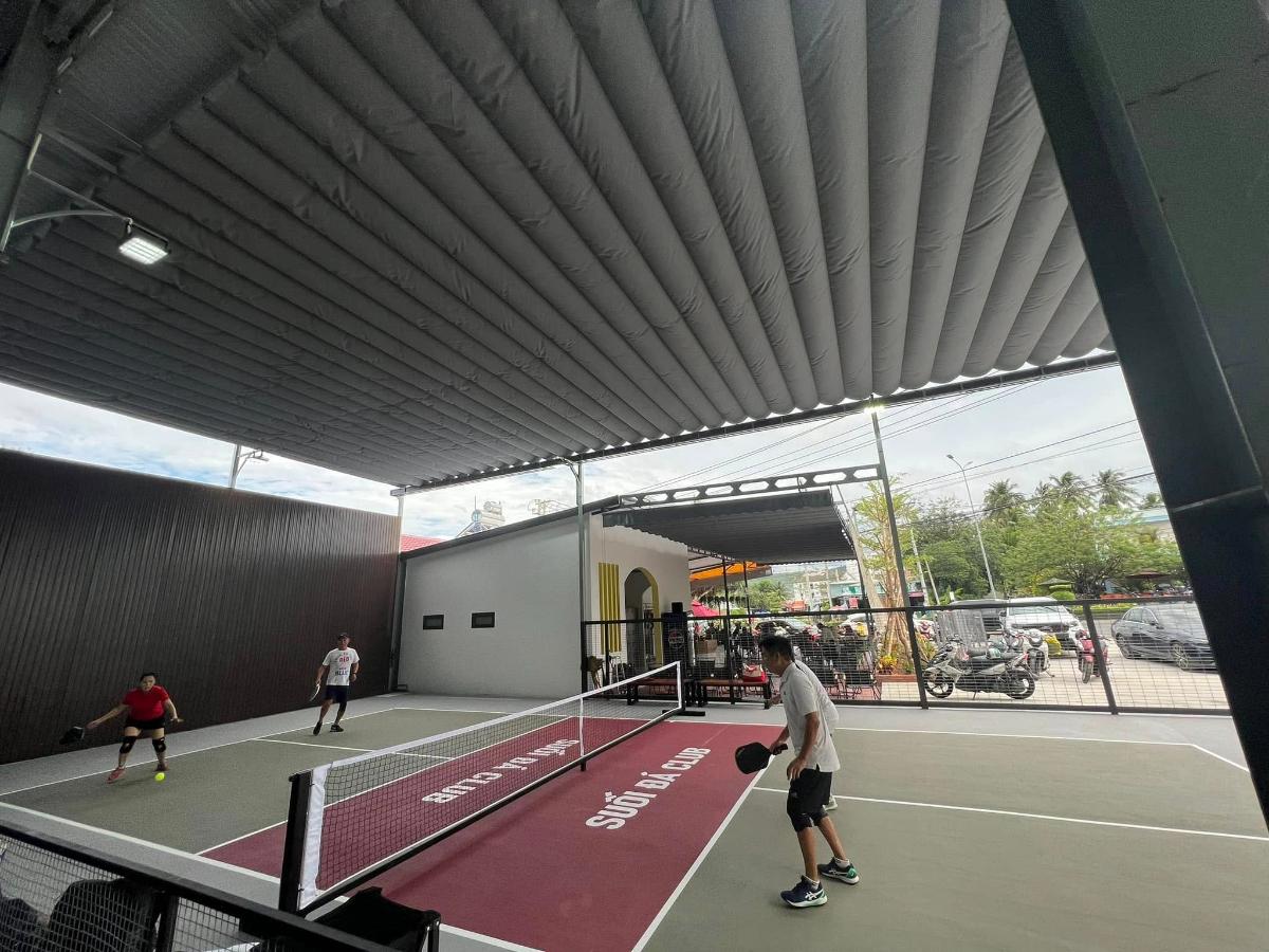 Sân Pickleball & Cầu Lông Suối Đá
